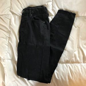 Black distressed knee jeans